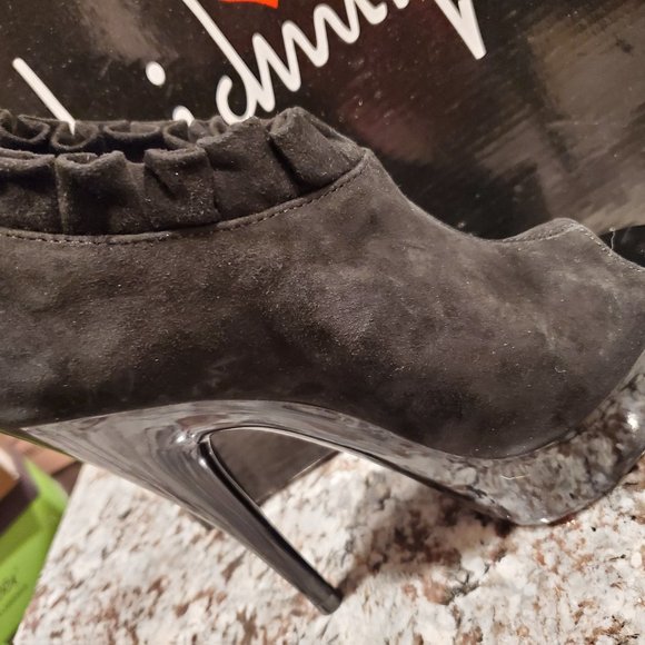 Luichiny Nicka Bee Suede booties NIB - Picture 4 of 8